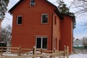 В продаже земельный участок площадью 9 соток, ИЖС, с новым жилым отдельно стоящимся кирпичным домом и частью старого деревянного жилого дома, в г. Пушкино на западной стороне города.